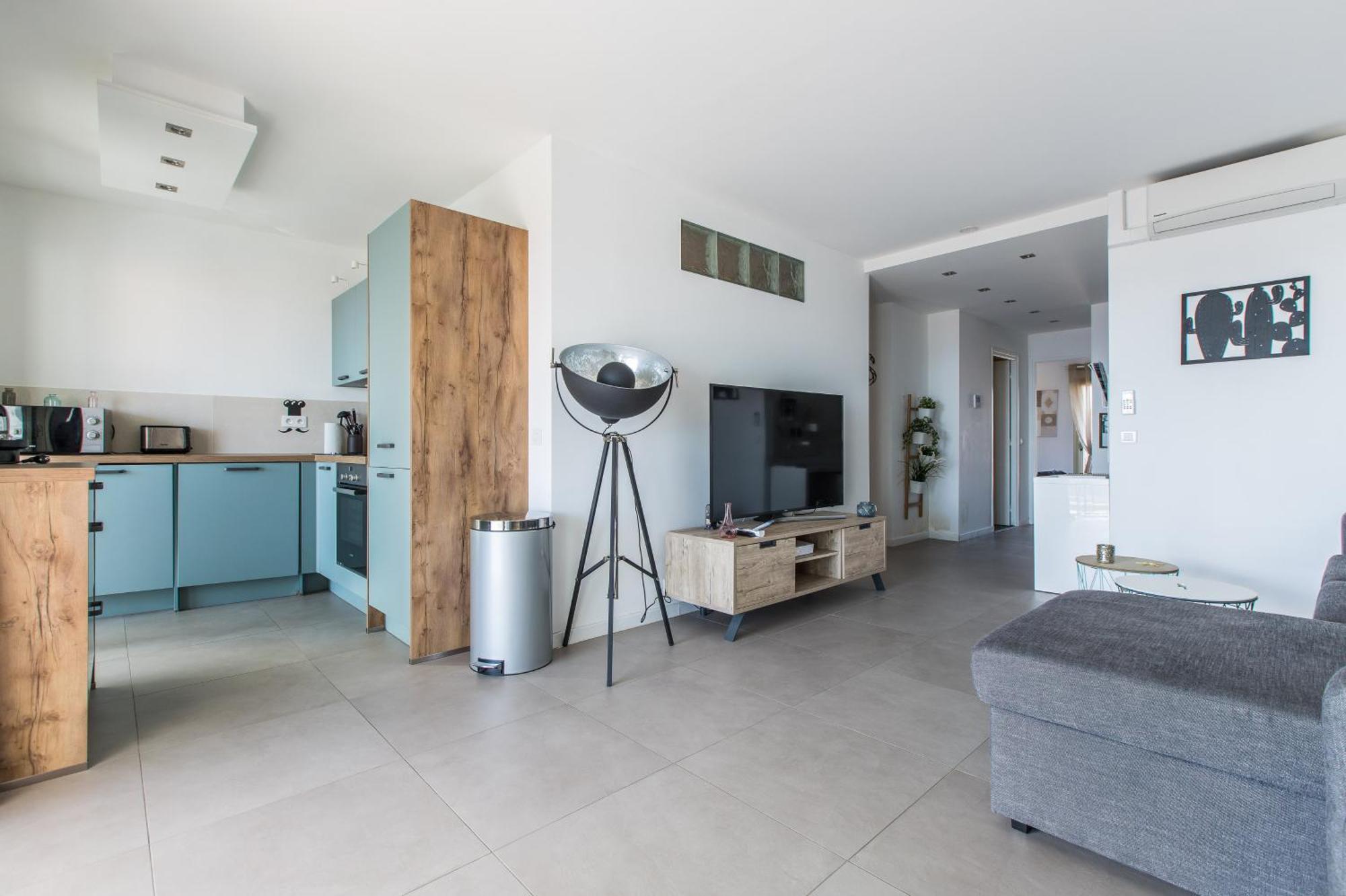 Apartment Lb Vacation I Admire Panoramic Ocean Views Through Walls Of Windows